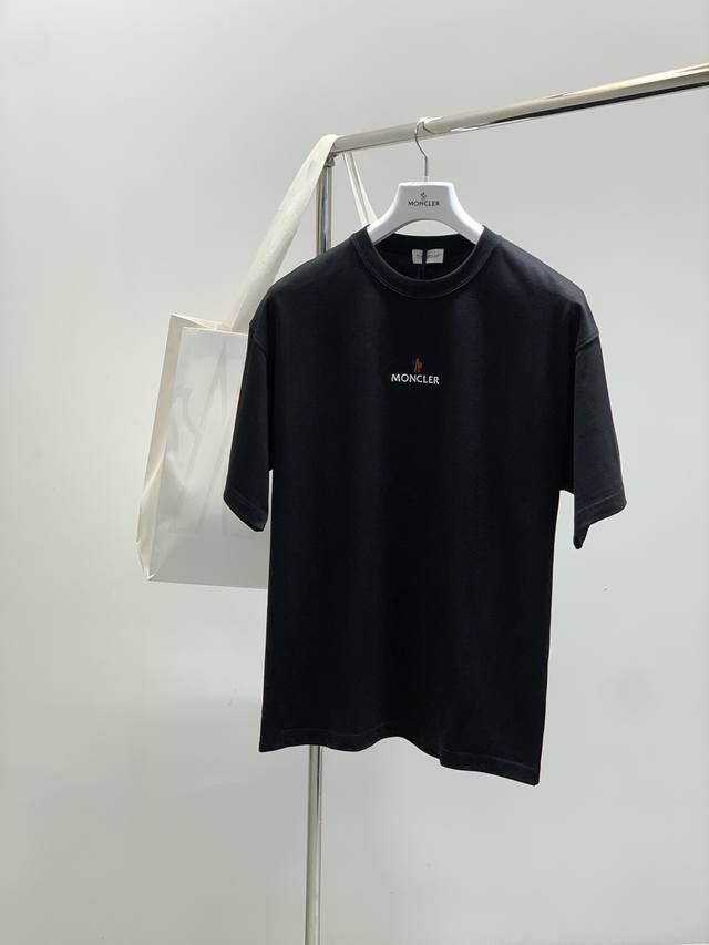 Moncler 蒙口，2025夏季最新品，专柜同步有售，原单狠货，时尚休闲圆领短袖T恤，上身舒适！吸睛而有亮点，采用进口原版面料，顶级刺绣印花工艺字母图案Log