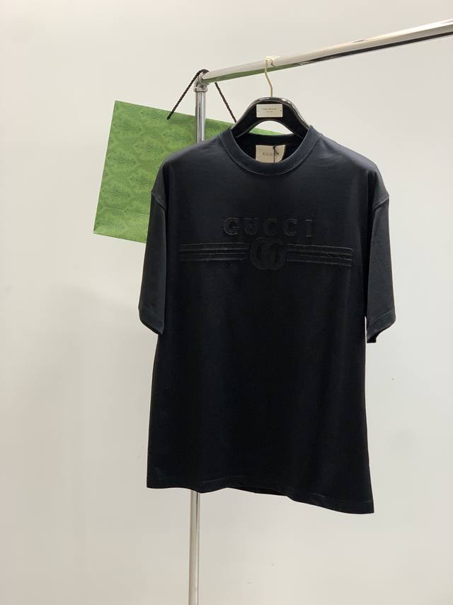 Gucci 古驰，2025夏季最新款，专柜同步有售，原单狠货，时尚休闲圆领短袖T恤，上身很有特点！吸睛而有亮点，进口原版面料，顶级刺绣工艺字母图案装饰Logo，