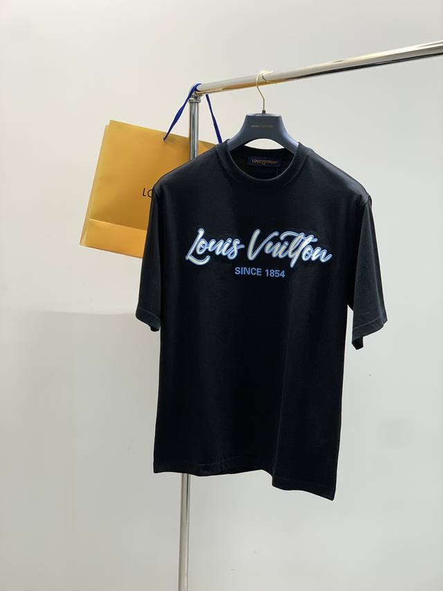 Louisvuitton 路易威登，2025夏季最新款，专柜同步有售，原单狠货，时尚休闲圆领短袖T恤，上身很有特点！吸睛而有亮点，进口原版面料，顶级刺绣工艺字母