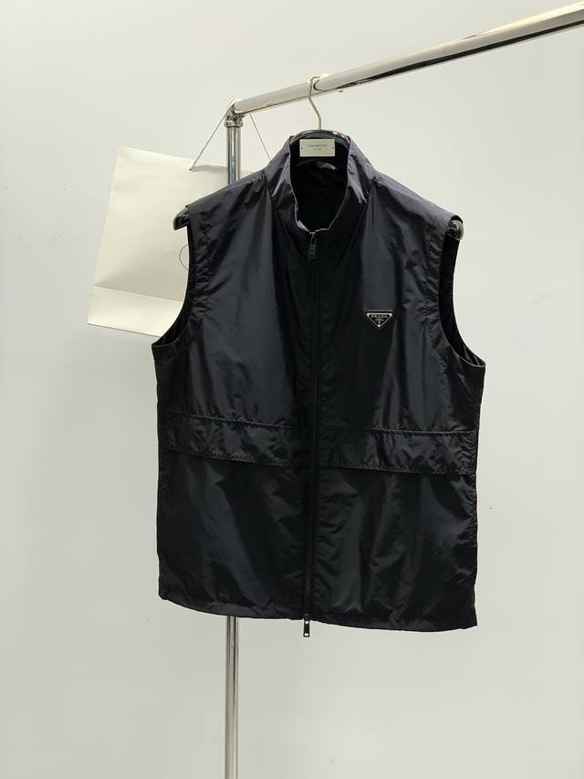 Prada 普拉达，2025春季最新品，专柜同步有售，时尚休闲马甲，进口原版面料，做工极为复杂，唯一可以做代购级别的渠道狠货，顶级印胶工艺字母图案Logo，档次