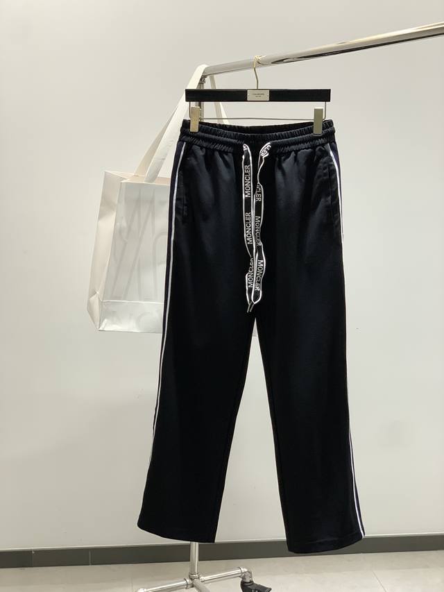 Moncler 蒙口，2025春季最新品，专柜同步有售，原单狠货，时尚休闲裤，采用进口原版面料，顶级刺绣工艺字母图案Logo，原版五金辅料装饰，简单而不失时尚，