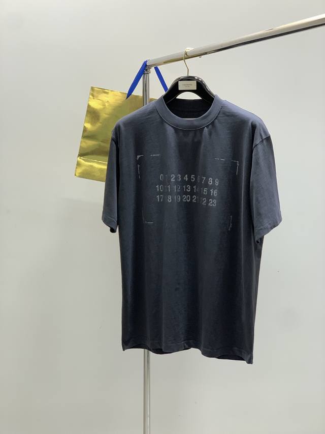 Maison Margiela马吉拉，2025夏季最新品，专柜同步有售，原单狠货，时尚休闲圆领短袖T恤，上身舒适！吸睛而有亮点，采用进口原版面料，顶级印花工艺字