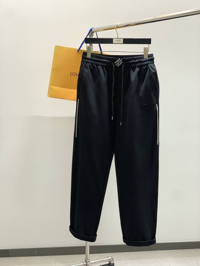 Louisvuitton 路易威登，2025春季最新款，专柜同步有售，原单狠货，时尚休闲裤，上身很有特点！吸睛而有亮点，进口原版面料，顶级刺绣工艺字母图案装饰L