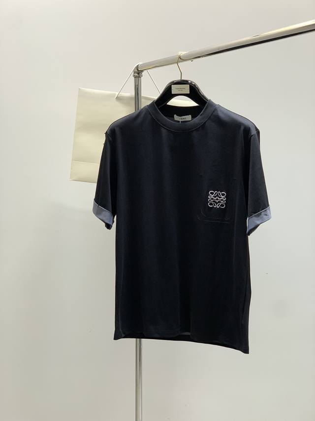 Loewe 罗意威，2025夏季最新款，专柜同步有售，原单狠货，时尚休闲圆领短袖T恤，上身很有特点！吸睛而有亮点，进口原版面料，顶级刺绣工艺字母图案装饰Logo
