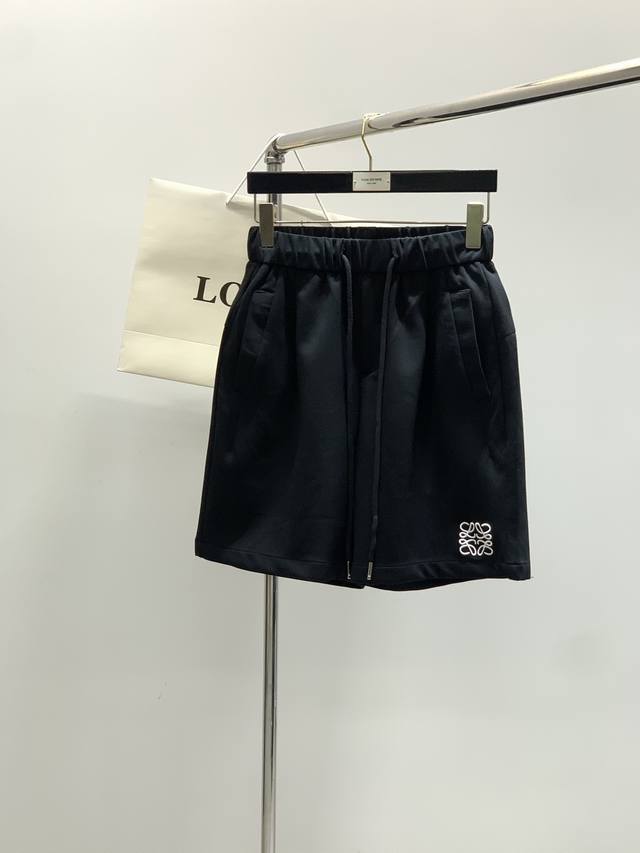 Loewe 罗意威，2025夏季最新款，时尚休闲短裤，原单狠货，简约舒适，版型不挑人，采用进口原版面料，舒适度极佳，顶级刺绣工艺字母图案Logo，原版五金辅料装