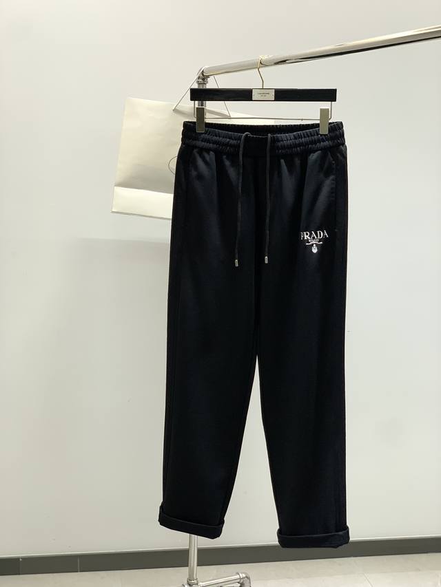 Prada 普拉达，2025春季最新品，专柜同步有售，时尚休闲裤，进口原版面料，做工极为复杂，唯一可以做代购级别的渠道狠货，顶级刺绣工艺字母图案Logo，原版五