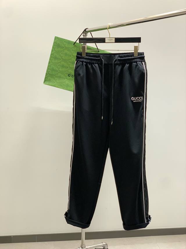 Gucci 古驰，2025春季最新品，专柜同步有售，原单狠货，时尚休闲裤，进口原版面料，舒适透气，独特设计风格，顶级刺绣工艺字母图案Logo，原版五金辅料装饰，