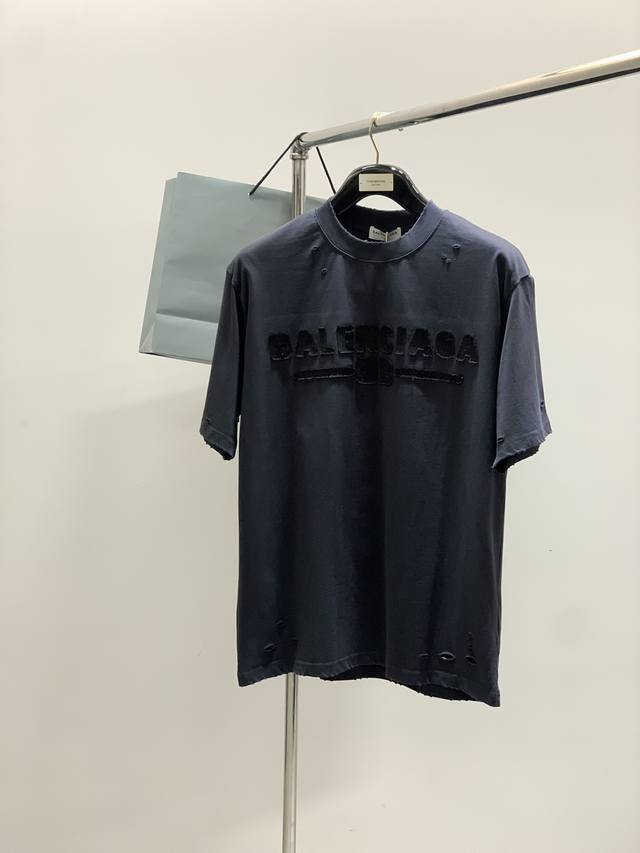 Balenciaga 巴黎世家，2025夏季最新款，专柜同步有售，原单狠货，爆款时尚休闲圆领短袖T恤，进口原版面料，独特设计，顶级刺绣工艺字母图案装饰Logo，