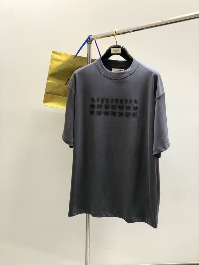 Maison Margiela马吉拉，2025夏季最新品，专柜同步有售，原单狠货，时尚休闲圆领短袖T恤，上身舒适！吸睛而有亮点，采用进口原版面料，顶级刺绣工艺字