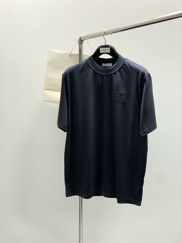Loewe 罗意威，2025夏季最新款，专柜同步有售，原单狠货，时尚休闲圆领短袖T恤，上身很有特点！吸睛而有亮点，进口原版面料，顶级刺绣工艺字母图案装饰Logo