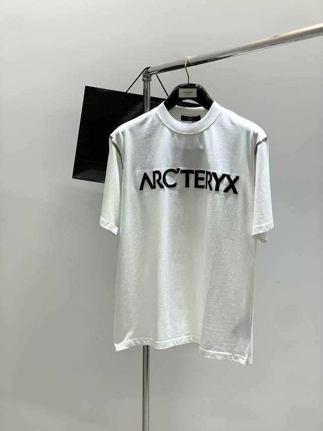 Arcteryx 始祖鸟，2025夏季Aw新品，时尚休闲圆领短袖T恤，专柜同步有售，原单狠货，进口原版面料，工艺极度复杂，视觉相当雅致时髦，高贵而优雅，从主体面