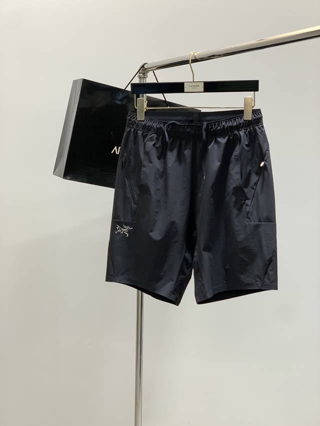 Arcteryx 始祖鸟，2025夏季新品，时尚休闲短裤，专柜同步有售，原单狠货，采用进口原版面料，顶级印花工艺字母图案Logo，档次极高，从容百搭，上身帅气有
