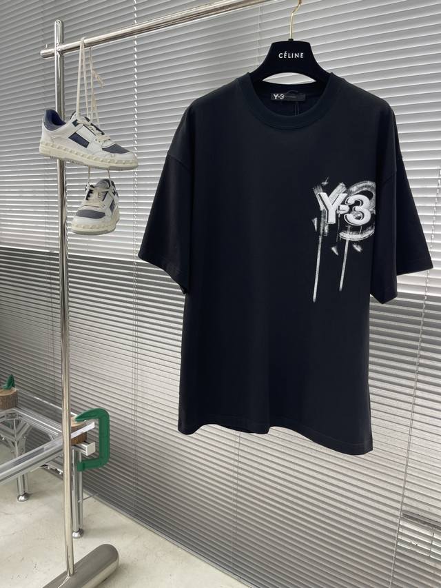 Y-3 2025春夏新款圆领 最新款短袖圆领T恤 高端订制 设计前卫时尚 品牌Logo重工艺设计 高端定制原版面料 手感柔软 上身穿着舒适 专柜级别精致车线 做
