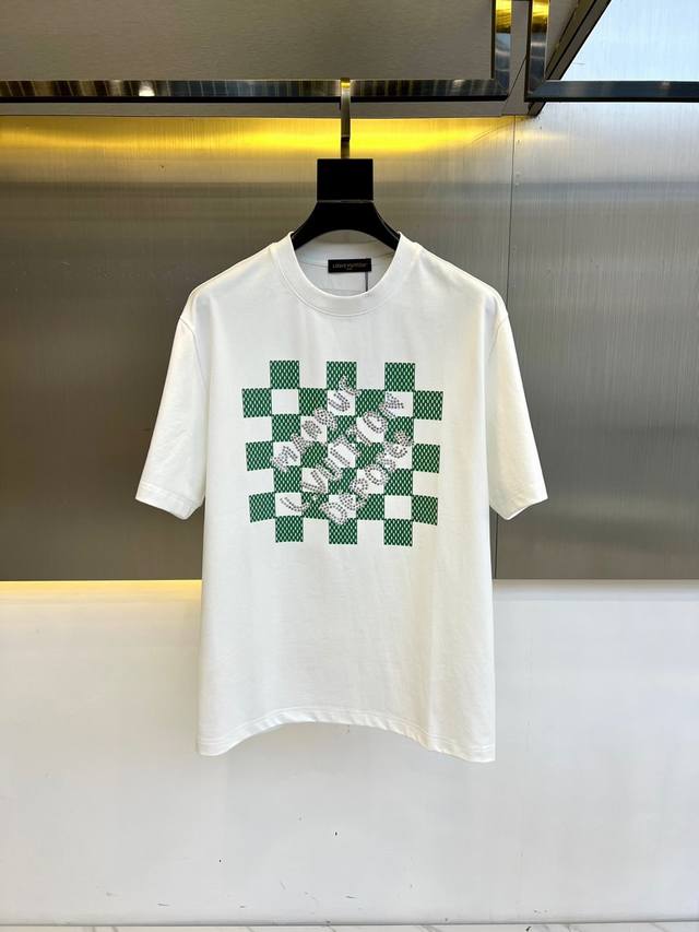 Lv、2025春夏男士新款经典Logo压印圆领短袖T恤。进口100%纯棉面料，面料手感丝滑柔软，透气亲肤性极佳，着身无比的舒适，整体质感相当之高！衣身胸前标志性
