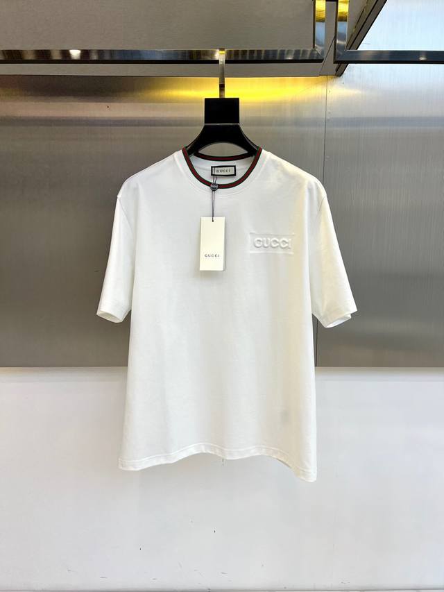 Gucc古驰、2025春装新品压纹钢印短袖T恤，这款T恤采用客供定制平纹针织棉布，面料克重足，手感瓷实柔软，质感挺括有型，无论是从触感还是视觉上，都给人一种高档