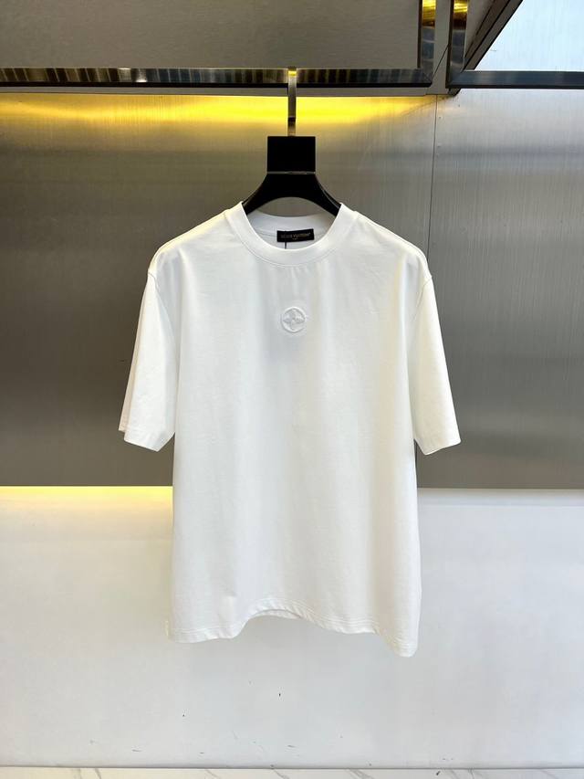 Lv、2025春夏新款刺绣标识装饰短袖T恤。客供进口100%全棉材质制成，面料手感丝滑柔软，透气亲肤性极佳，着身无比的舒适，整体质感相当之高！衣身胸前徽标刺绣L