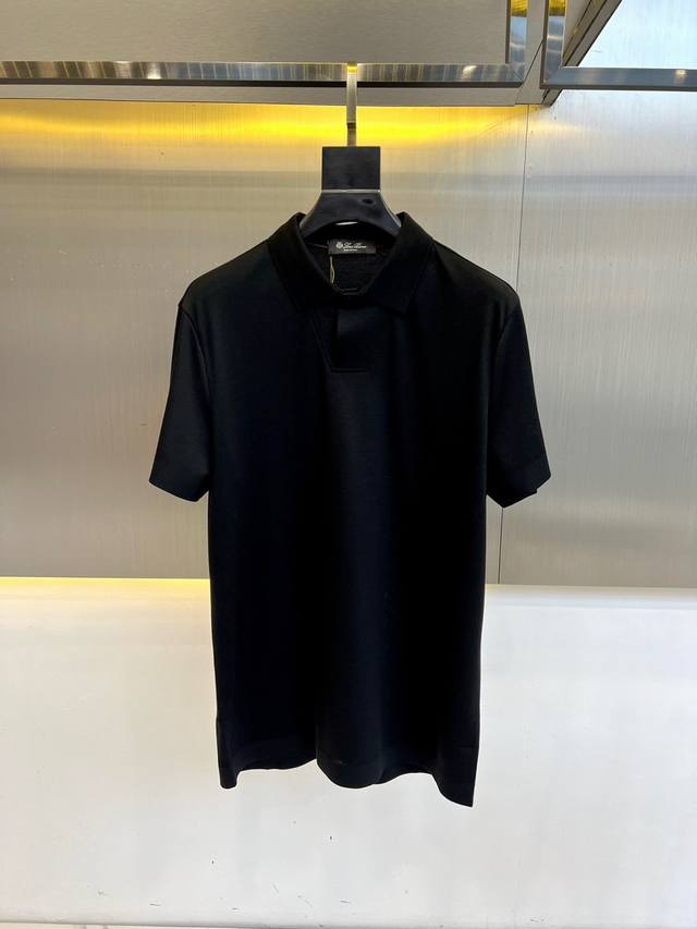Lp、25Ss新款进口针织翻领短袖Polo。兼顾舒适与品质，经过工艺加工100%纯棉带来丝滑触感，舒弹丝则提供卓越的弹性和支撑力，让整体面料柔软亲肤，透气性佳，
