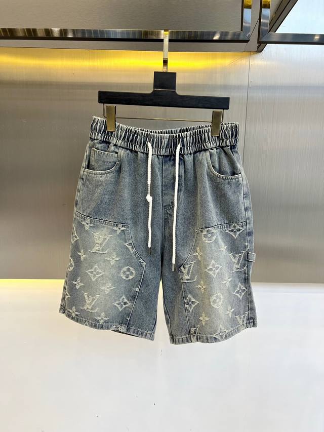 Lv、2025春夏新品Logo休闲牛仔短裤，又是一件让人眼前一亮的佳作！全景老花Logo图案洗水印花修饰！穿上身马上就能感受到它的与众不同，品牌风格浓烈，轻松的