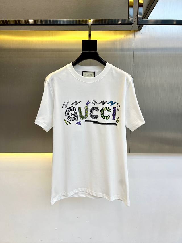 Gucci、2025春夏男士新款圆领短袖T恤。进口定织面料100%纯棉、面料手感丝滑柔软，透气亲肤性极佳，着身无比的舒适，整体质感相当之高！衣身胸前标志性Log