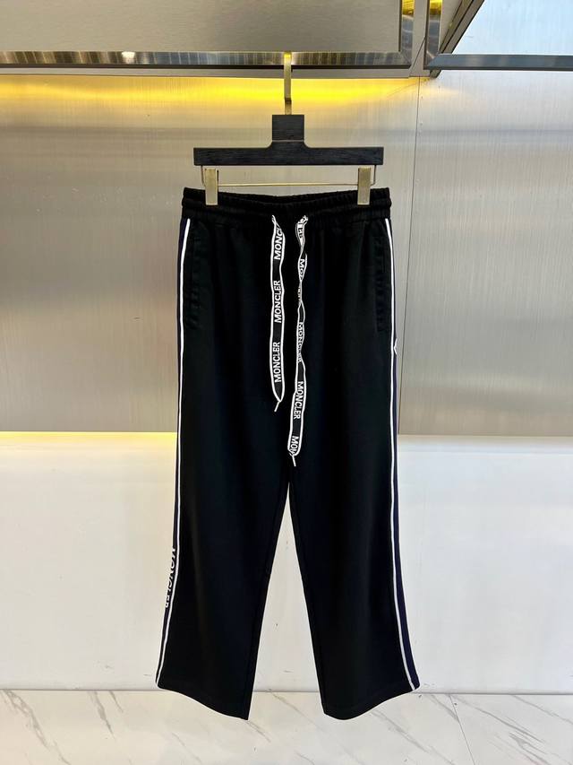 蒙口、25S春夏新品男士抽绳休闲运动卫裤，全新发布新款定制，细节一丝不苟，打造出了常青树的百看不腻以及舒适百搭。休闲运动裤作为随时随地男人都能穿搭的时尚单品之一
