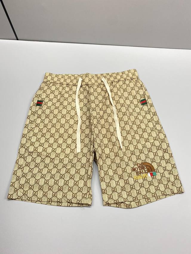 Gucci 北面联名款2025夏季最新款男士满Logo提花休闲短裤，定制速干面料，质感软糯顺滑，面料舒服透气，上身又轻便，内里有内衬防静电，即使体闲穿上街也是型