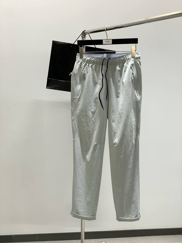 Arcteryx 始祖鸟，2025春季新品，时尚休闲裤，专柜同步有售，原单狠货，采用进口原版面料，顶级印花工艺字母图案Logo，档次极高，从容百搭，上身帅气有型