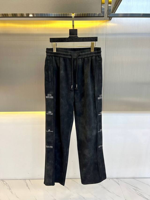 Balenciaga巴黎世家、25新品男士宽松阔腿巴黎脏立体剪裁直筒裤水洗做旧脏脏泥染长裤卫裤。宽松版型 采用460克纯棉面料 做旧水洗愈发自然的味道 根本不需
