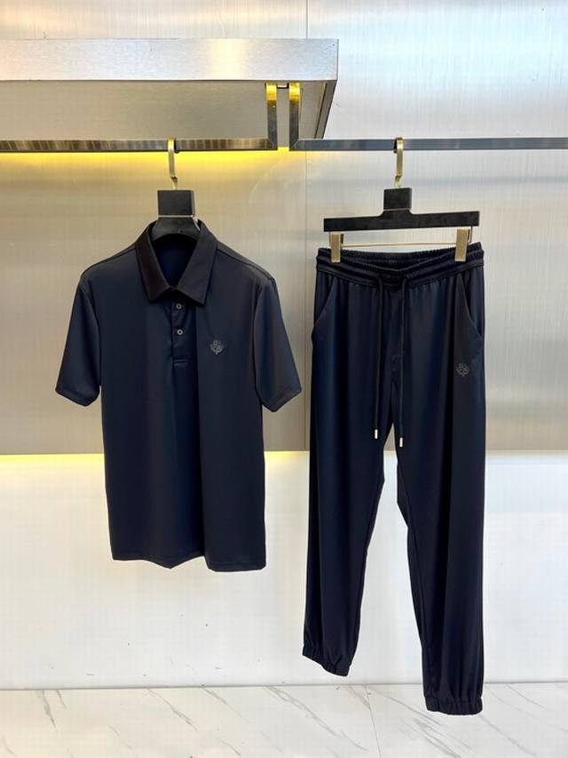 Loro Piana诺悠翩雅、25Ss春夏新品套装Polo短袖+卫裤进口四面弹力速干面料，内里包边走线均匀细致，密而不乱彰显大厂做派。面料，柔软细腻，挺阔舒适。