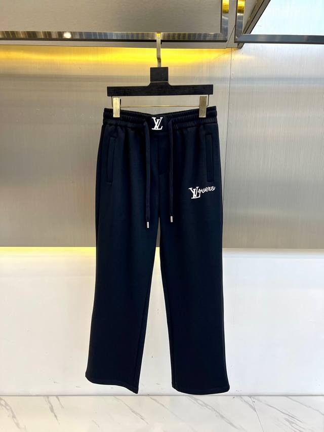 Lv、25S春夏新品男士抽绳休闲刺绣运动卫裤，全新发布新款定制，细节一丝不苟，打造出了常青树的百看不腻以及舒适百搭。休闲运动裤作为随时随地男人都能穿搭的时尚单品