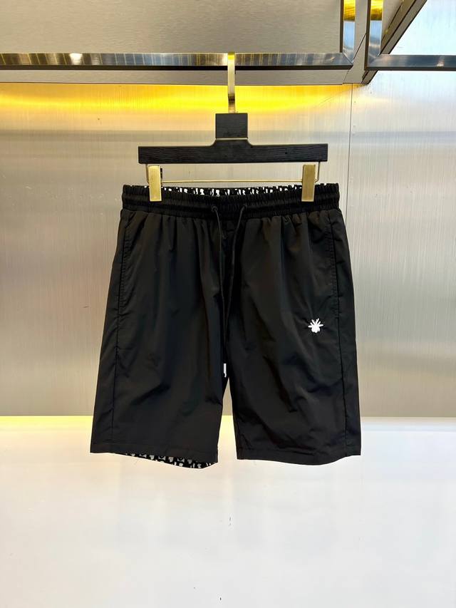 Dior、2025Ss夏季新品发售短裤！市场难得一见的双面穿短裤、甄选客供进口定制面料，平整简约，亲肤透爽。面料的柔软性舒适性也都是无可挑剔的，辨识度高，上身绝