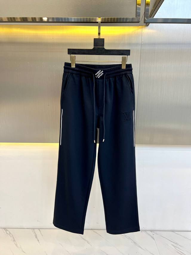 Lv、25S春夏新品男士抽绳休闲运动卫裤，全新发布新款定制，细节一丝不苟，打造出了常青树的百看不腻以及舒适百搭。休闲运动裤作为随时随地男人都能穿搭的时尚单品之一