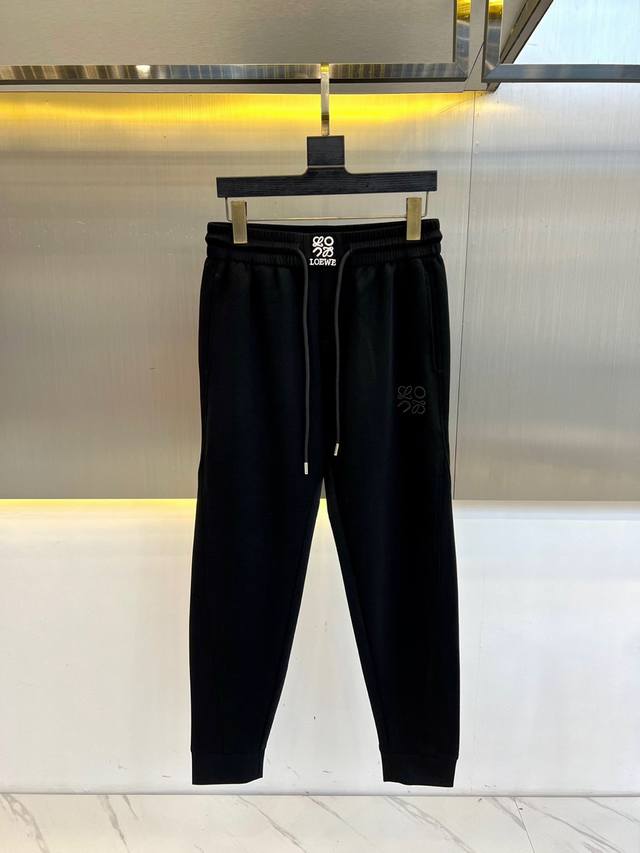 Loewe罗意威、25S春夏新品男士抽绳休闲刺绣运动卫裤，全新发布新款定制，细节一丝不苟，打造出了常青树的百看不腻以及舒适百搭。休闲运动裤作为随时随地男人都能穿