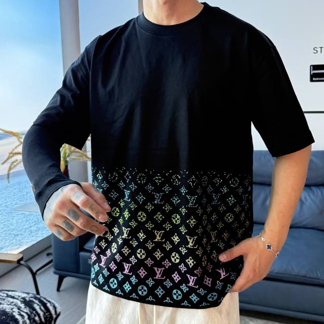 Lv* 顶级货品2025春夏新款首发专柜最新款短袖圆领T恤 高端订制 设计前卫时尚！品牌Logo重工艺设计 高端定制260克面料.手感柔软.穿着舒适.专柜级别精