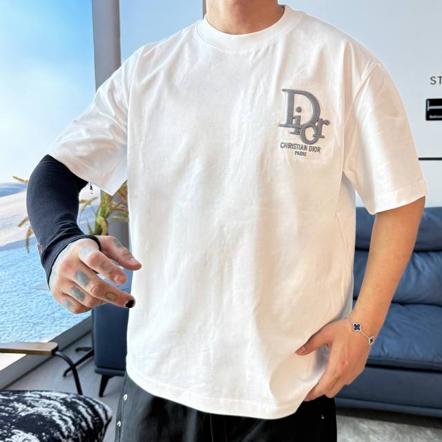 Dio* 顶级货品2025春夏新款首发专柜最新款短袖圆领T恤 高端订制 设计前卫时尚！品牌Logo重工艺设计 高端定制260克面料.手感柔软.穿着舒适.专柜级别