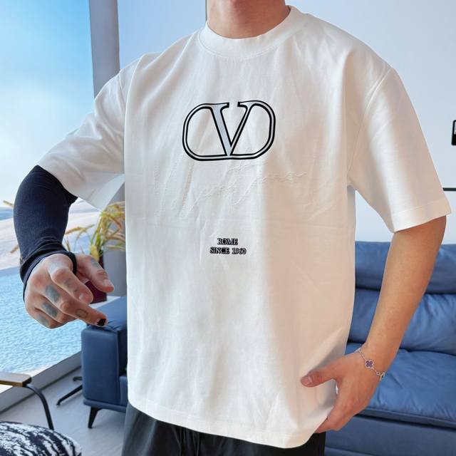 Valen* 顶级货品2025春夏新款首发专柜最新款短袖圆领T恤 高端订制 设计前卫时尚！品牌Logo重工艺设计 高端定制260克面料.手感柔软.穿着舒适.专柜