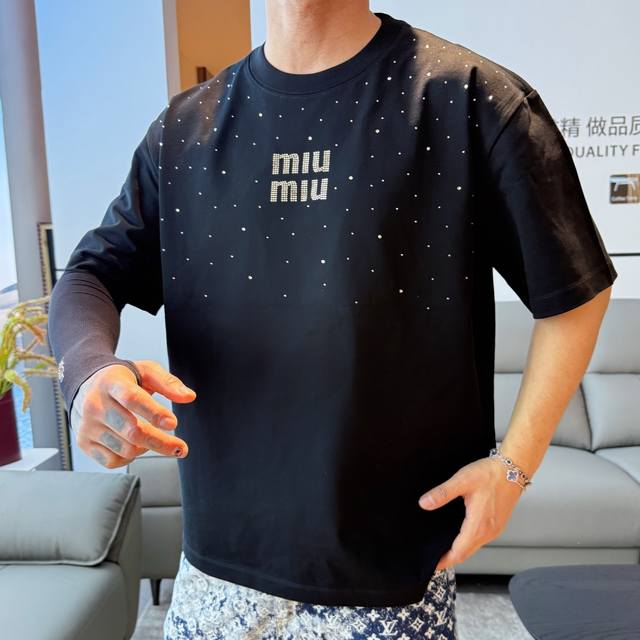 Miu* 顶级货品2025春夏新款首发专柜最新款短袖圆领T恤 高端订制 设计前卫时尚！品牌Logo重工艺设计 高端定制260克面料.手感柔软.穿着舒适.专柜级别