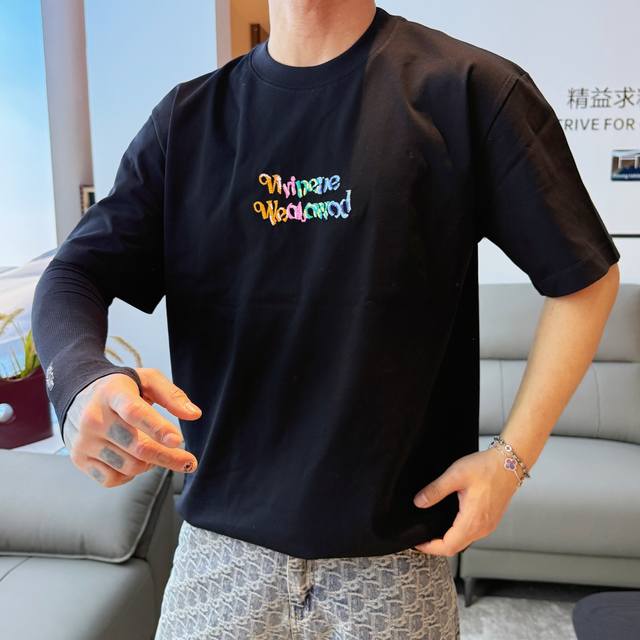 西太后* 顶级货品2025春夏新款首发专柜最新款短袖圆领T恤 高端订制 设计前卫时尚！品牌Logo重工艺设计 高端定制260克面料.手感柔软.穿着舒适.专柜级别