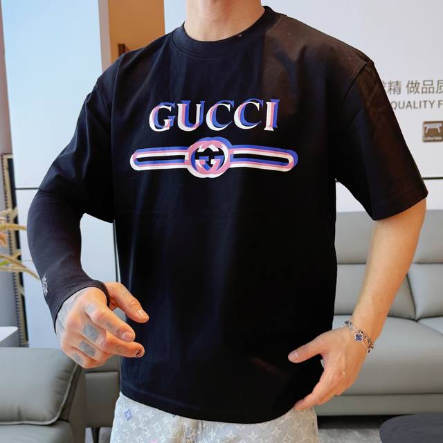 Gucc1* 顶级货品2025春夏新款首发专柜最新款短袖圆领T恤 高端订制 设计前卫时尚！品牌Logo重工艺设计 高端定制260克面料.手感柔软.穿着舒适.专柜