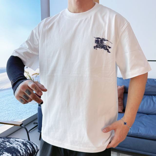 Bbr* 顶级货品2025春夏新款首发专柜最新款短袖圆领T恤 高端订制 设计前卫时尚！品牌Logo重工艺设计 高端定制260克面料.手感柔软.穿着舒适.专柜级别