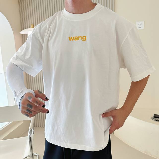 Wang* 顶级货品2025春夏新款首发专柜最新款短袖圆领T恤 高端订制 设计前卫时尚！品牌Logo重工艺设计 高端定制260克面料.手感柔软.穿着舒适.专柜级