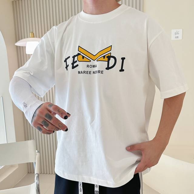 Fend1* 顶级货品2025春夏新款首发专柜最新款短袖圆领T恤 高端订制 设计前卫时尚！品牌Logo重工艺设计 高端定制260克面料.手感柔软.穿着舒适.专柜