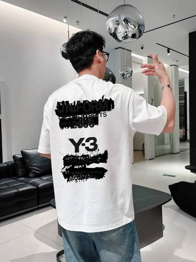 Y-3 山本耀司25S新款纯棉短袖！男女同款！品牌图形以标志性的元素做为特色，成就2025最火最潮的Icon..甄选230G舒适纯棉面料.定制螺纹.手感柔软上身