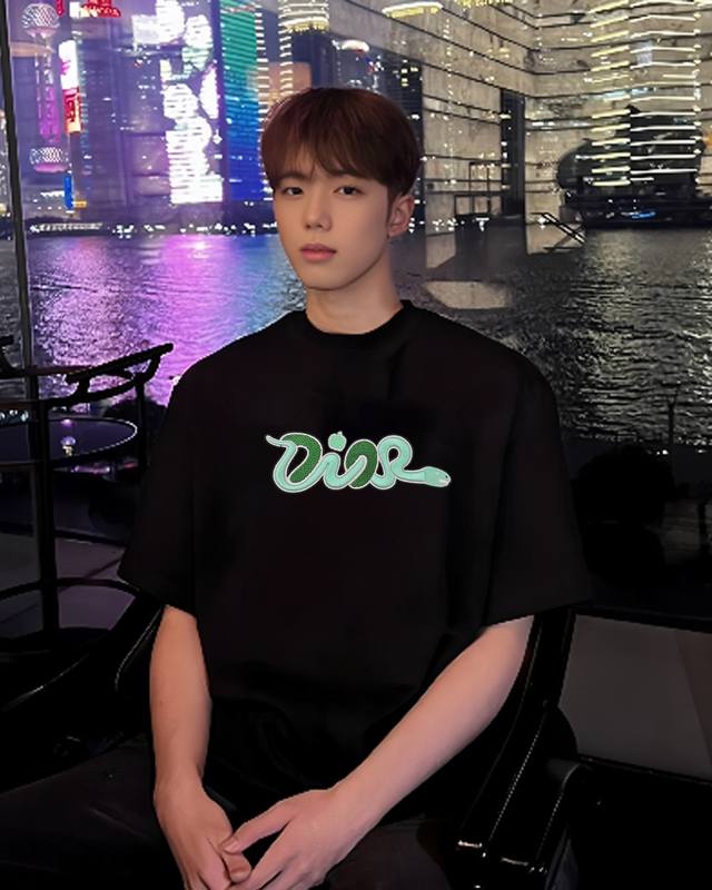 Dio*R迪-奥25S新款情侣圆领T恤！蛇年限定款.胸口精致品牌字母图形绣花.立体有型.后背精致Cd标签.甄选100%纯棉质感.230G棉质饱满富有弹性.秉持着