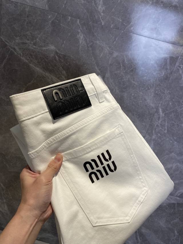 Miu Miu缪缪 2025新品男士牛仔裤 面料弹性好。独家发售 官网同步 时尚优雅 重工艺设计。采用原色酵母水洗工艺 精选进口重磅丹宁牛仔面料 配专柜五金装饰