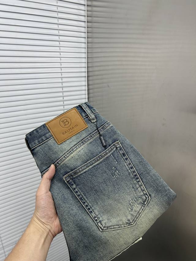 Balmain巴尔曼 2025新品男士牛仔裤短裤 面料舒适弹性好。独家发售 时尚优雅 重工艺设计。采用原色酵母水洗工艺 精选进口重磅丹宁牛仔面料 配定制五金装饰