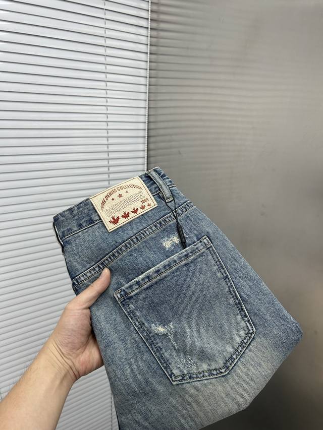 Dsq第二次方 2025新品男士牛仔裤短裤 面料舒适弹性好。独家发售 时尚优雅 重工艺设计。采用原色酵母水洗工艺 精选进口重磅丹宁牛仔面料 配定制五金装饰 真皮