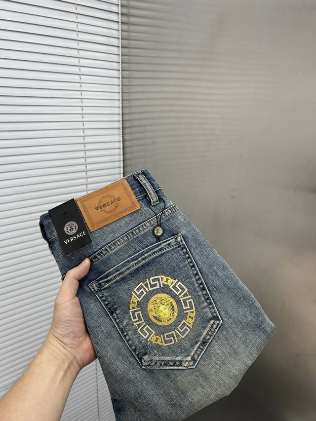 Versace范思哲 2025新品男士牛仔裤短裤 面料舒适弹性好。独家发售 时尚优雅 重工艺设计。采用原色酵母水洗工艺 精选进口重磅丹宁牛仔面料 配定制五金装饰