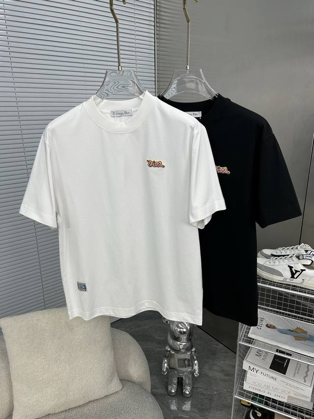 Dior迪奥 2025Ss春夏高品质情侣短袖T恤，高克重纯棉T恤，工艺品级别，重工工艺，尊享好货，车线做工符合精品要求，超级好搭配，品质及剪裁设计都堪称一流，高