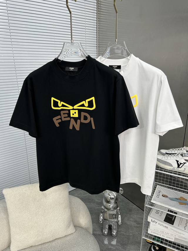 Fendi芬迪 2025Ss春夏高品质情侣短袖T恤，高克重纯棉T恤，工艺品级别，重工工艺，尊享好货，车线做工符合精品要求，超级好搭配，品质及剪裁设计都堪称一流，