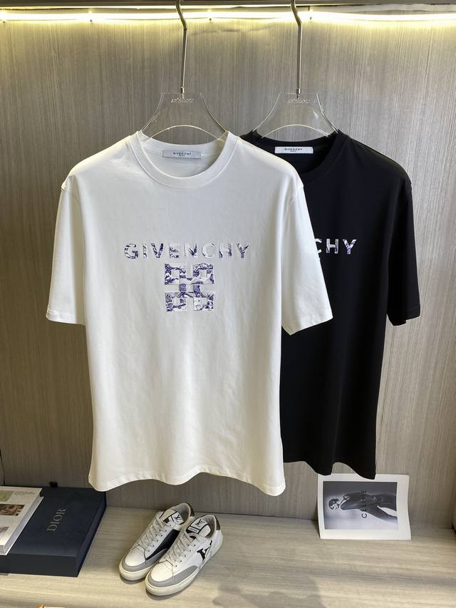 Givenchy纪梵希 2025Ss春夏最新款短袖T恤出货啦！！ 2025新款T恤 高版本专用面料 高克重纯棉丝光面料 上身舒适不失挺阔 针脚刺绣工艺、数字印花